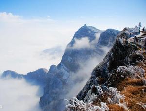 四川峨眉山—乐山风景名胜区，1996.12 文化与自然双重遗产。峨眉山，位于中国四川省峨眉山市境内，景区面积154平方公里，最高峰万佛顶海拔3099米，是**的旅游胜地和佛教名山；是一个集自然风光与佛教文化为一体的中国***山岳型风景名胜区。