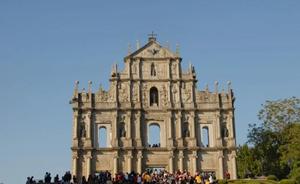 澳门历史城区，2005 文化遗产。澳门历史城区是连结相邻的众多广场空间及二十多处历史建筑，以旧城区为核心的历史街区。覆盖范围包括妈阁庙前地、亚婆井前地、岗顶前地、议事亭前地、大堂前地、板樟堂前地、耶稣会纪念广场、白鸽巢前地等多个广场空间，以及妈阁庙、港务局大楼、郑家大屋、圣老楞佐教堂、圣若瑟修院及圣堂、岗顶剧院、何东图书馆、圣奥斯定教堂、民政总署大楼、三街会馆(关帝庙)、仁慈堂大楼、大堂(主教座堂