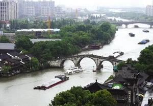 京杭大运河：2014年6月22日在卡塔尔首都多哈举行的第38届世界遗产大会，此次大会投票通过中国提交的“大运河”申遗申请。至此,“京杭大运河”作为文化遗产正式列入世界遗产名录京杭大运河是世界上里程最长、工程**的古代运河，也是最古老的运河之一，与长城、坎儿井并称为中国古代的三项伟大工程，并且使用至今，是中国古代劳动人民创造的一项伟大工程，是中国文化地位的象征之一