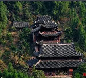 湖南永顺老司城遗址，2015.7.4 文化遗产。湖南永顺老司城遗址位于永顺县城东19公里处的灵溪镇司城村。这座古城，本名福石城，因是土司王朝八百年统治的古都，亦称司城、老司城。土司时期，福石城是古溪州政治、经济、文化的中心，十分繁华。百姓流传，老司城分内罗城、外罗城，有纵横交错的八街十巷，人户稠密，市店兴隆，史书有“城内三千户，城外八百家”，“五溪之巨镇，万里之边城”的记载。清贡生彭施铎作《竹枝词