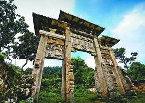 湖北恩施唐崖土司城遗址，2015.7.4 文化遗产。唐崖土司城遗址位于咸丰县尖山乡东3公里处，是湘鄂川黔少数民族地区最典型遗址。该遗址始建于元代初期，历时470余年。鼎盛时期的唐崖“帅府”，规模宏大，气势恢弘，占地57．75万平方米，拥有3街、18巷、36院，建有衙署、官言堂、大小衙门、存钱库、牢房、书院、靶场、左右营房、御花园、万兽园等设施。自改土归流260余年来，虽几经兵燹，又遭“文革”浩劫，
