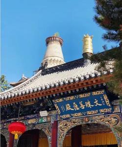 山西五台山，2009.6.26 文化景观遗产。五台山是世界五大佛教圣地之一，位居中国四大佛教名山之首，是国务院首批公布的***重点风景名胜区、国家森林公园、国家对外推出的35张旅游王牌产品之一，也是中华十大名山之一、国家首批5A级旅游区。五台山地处山西省五台县东北部，由东、南、西、北、中五座山峰环绕而成，五峰耸峙，高出云表，顶无林木，平坦宽阔，犹如垒土之台，故名五台山。盛夏时节，绿草红花与台顶千年