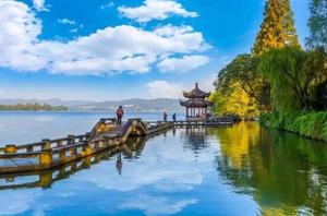 “杭州西湖文化景观”是文化景观的一个杰出典范，时至今日，其核心要素依然能够激发人们“寄情山水”的情怀。专家认为，西湖的突出性在于它对中国古典景观文学与绘画理念的诠释方式，它通过堤、岛以及巧妙放置的宝塔、亭桥而获得的自然景观提升，达到了将湖变为一座巨大“公园”的目的，反映了天人合一的思想，并对东亚的景观设计产生了巨大影响。