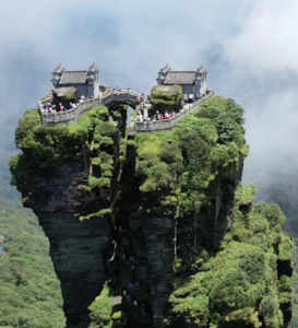 梵净山:贵州铜仁，2018年被列入世界自然遗产名录。在中国诸多名山中，它外形、宗教意义不算出众，但它却是6000多种动植物生存、繁衍、演化的场所。正如生态学专家吉姆·桑赛尔所说：“梵净山就像一个生态孤岛，上面有很多物种在里面生存、发展，它的周边就是人类活动的海洋。”

